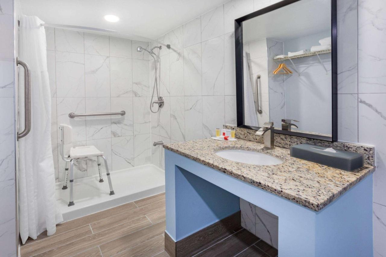 Days Inn By Wyndham Livonia Canton Detroit Luaran gambar